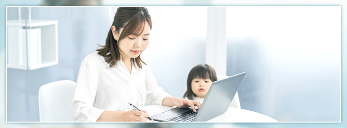 子育てしながら自宅で仕事する女性