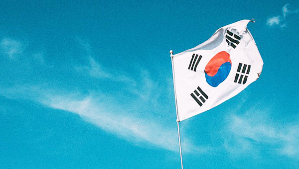 風にたなびく韓国の国旗